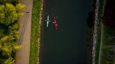 Stockholm İsveç 'te bir parkta gün batımı.