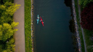 Stockholm İsveç 'te bir parkta gün batımı.
