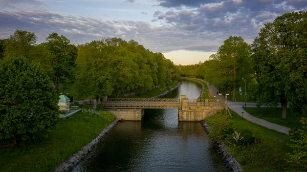 Sunset felett csatorna egy parkban Stockholmban Svédország — Stock Fotó