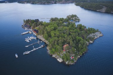 Fjaderholmarna Adası, SWEDEN - 13 Haziran 2020. Stockholm takımadasındaki Fjaderholmarna adası. Fotoğraf İHA tarafından çekildi