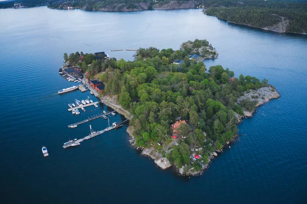 Fjaderholmarna Adası, SWEDEN - 13 Haziran 2020. Stockholm takımadasındaki Fjaderholmarna adası. Fotoğraf İHA tarafından çekildi