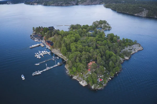 Ilha de Fjaderholmarna, SUÉCIA - 13 de junho de 2020. Fjaderholmarna ilha no arquipélago de Estocolmo. foto tirada por drone Fotos De Bancos De Imagens Sem Royalties