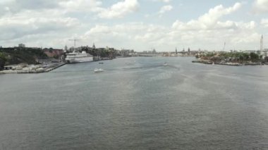 Stockholm takımadasındaki Guldbron 'a yeni bir kanalizasyon nakli. 2020-06-29