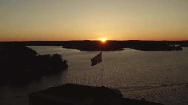 Utsikt över Vaxholm kastell i solnedgången, Stockholms skärgård — Stockvideo