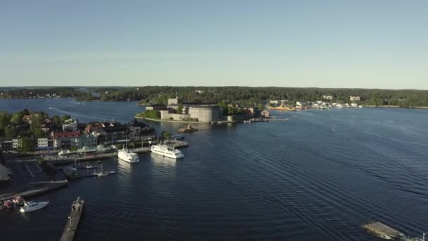 Drone uitzicht over Vaxholm kastell bij zonsondergang, Stockholm archipel — Stockvideo