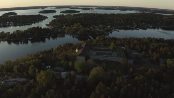 Drone view over Vaxholm kastell in sunset, Stockholm archipelago — Vídeo de Stock