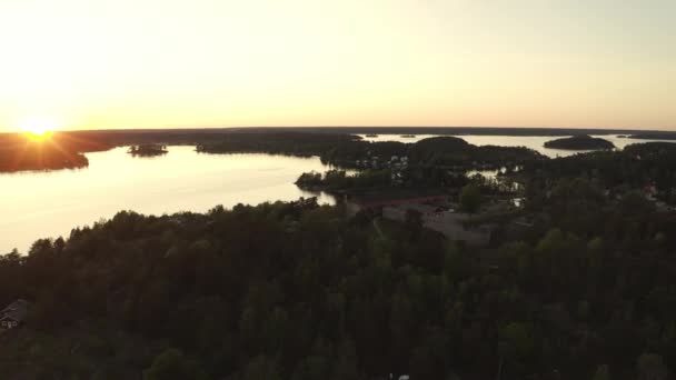 Drone uitzicht over Vaxholm kastell bij zonsondergang, Stockholm archipel — Stockvideo
