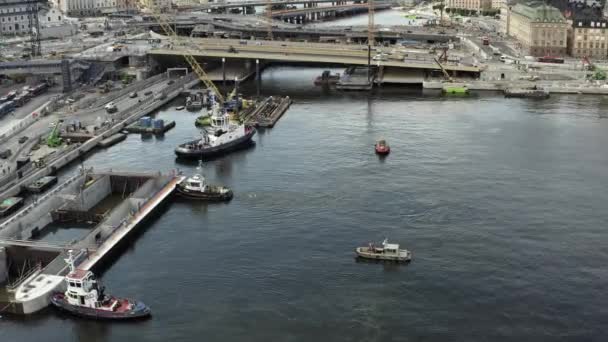 Transport einer neuen Schleuse nach Guldbron in den Stockholmer Schären. 29-06-2020 — Stockvideo