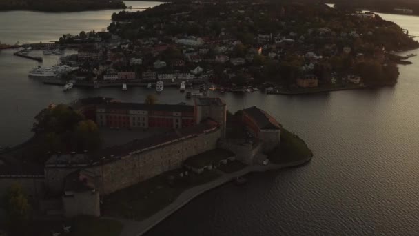 ストックホルム諸島の日没時のVaxholm Kastell上空のドローンビュー — ストック動画