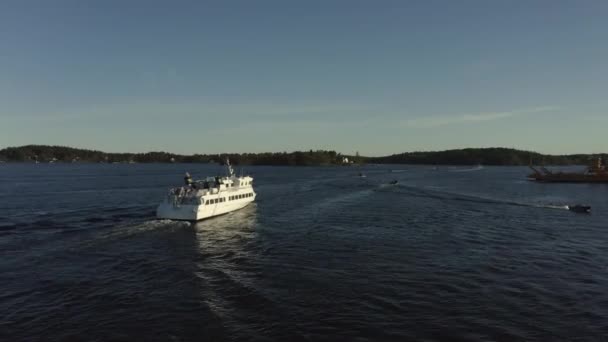 Drone uitzicht over Vaxholm kastell bij zonsondergang, Stockholm archipel — Stockvideo