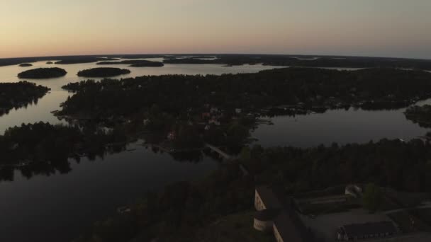 ストックホルム諸島の日没時のVaxholm Kastell上空のドローンビュー — ストック動画