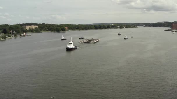 Vervoer van een nieuwe sluis naar Guldbron in de archipel van Stockholm. 2020-06-29 — Stockvideo