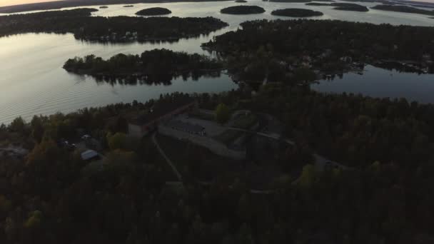 Drone uitzicht over Vaxholm kastell bij zonsondergang, Stockholm archipel — Stockvideo