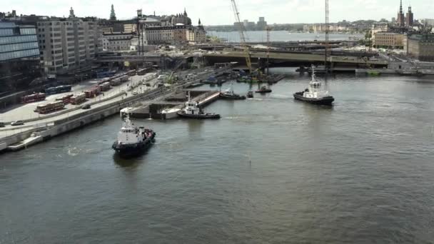 Vervoer van een nieuwe sluis naar Guldbron in de archipel van Stockholm. 2020-06-29 — Stockvideo