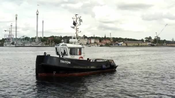 Transporte de una nueva esclusa, a Guldbron en el archipiélago de Estocolmo. 2020-06-29 — Vídeo de stock