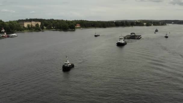 Vervoer van een nieuwe sluis naar Guldbron in de archipel van Stockholm. 2020-06-29 — Stockvideo