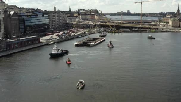 Vervoer van een nieuwe sluis naar Guldbron in de archipel van Stockholm. 2020-06-29 — Stockvideo