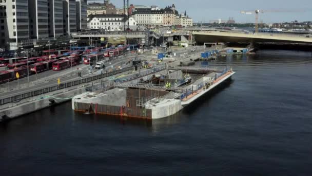 Vervoer van een nieuwe sluis naar Guldbron in de archipel van Stockholm. 2020-06-29 — Stockvideo