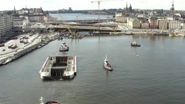 Vervoer van een nieuwe sluis naar Guldbron in de archipel van Stockholm. 2020-06-29 — Stockvideo