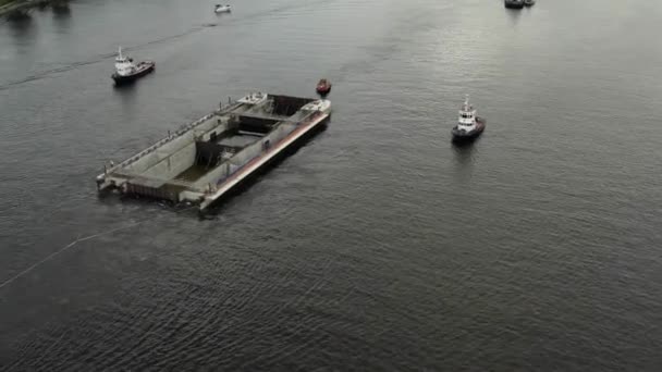Transporte de una nueva esclusa, a Guldbron en el archipiélago de Estocolmo. 2020-06-29 — Vídeo de stock