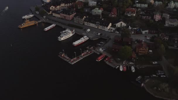 Drone uitzicht over Vaxholm kastell bij zonsondergang, Stockholm archipel — Stockvideo