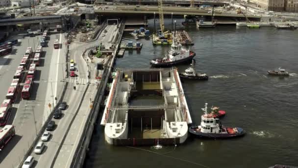 Vervoer van een nieuwe sluis naar Guldbron in de archipel van Stockholm. 2020-06-29 — Stockvideo