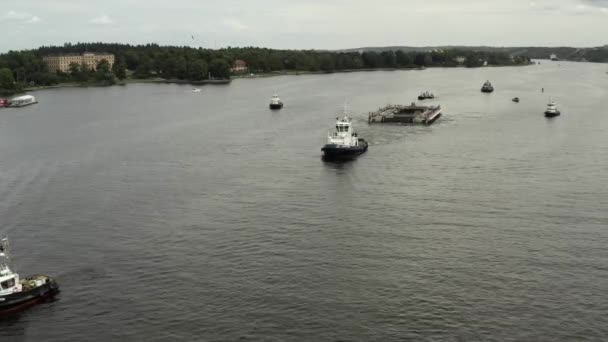 Transport nowej śluzy do Guldbron na archipelagu sztokholmskim. 2020-06-29 — Wideo stockowe
