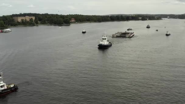 Vervoer van een nieuwe sluis naar Guldbron in de archipel van Stockholm. 2020-06-29 — Stockvideo