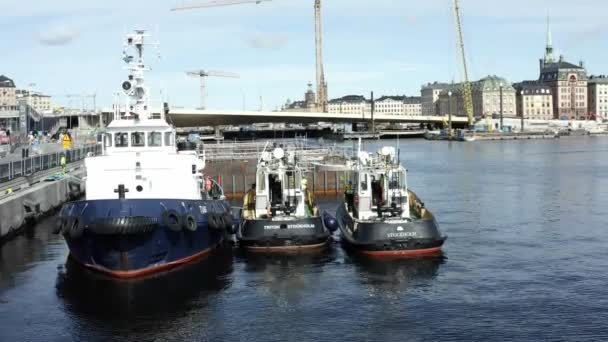 Vervoer van een nieuwe sluis naar Guldbron in de archipel van Stockholm. 2020-06-29 — Stockvideo