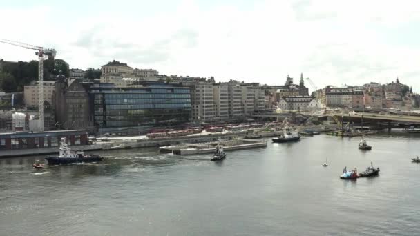 Vervoer van een nieuwe sluis naar Guldbron in de archipel van Stockholm. 2020-06-29 — Stockvideo