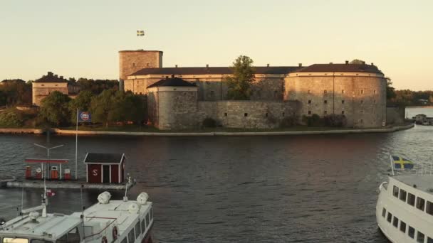 斯德哥尔摩群岛Vaxholm kastell日落时的无人机景观 — 图库视频影像