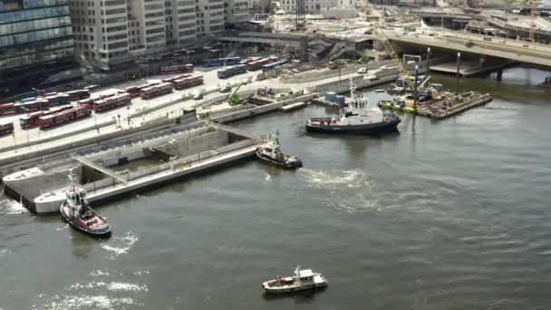 Vervoer van een nieuwe sluis naar Guldbron in de archipel van Stockholm. 2020-06-29 — Stockvideo