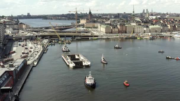 Vervoer van een nieuwe sluis naar Guldbron in de archipel van Stockholm. 2020-06-29 — Stockvideo