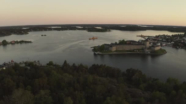 Drone vista su Vaxholm kastell al tramonto, arcipelago di Stoccolma — Video Stock