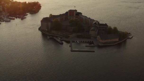 Drón kilátás Vaxholm kastell naplementében, Stockholm szigetcsoport — Stock videók