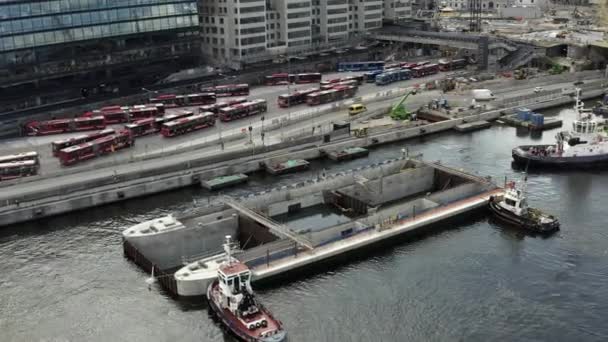 Transport av en ny sluss till Guldbron i Stockholms skärgård. 2020-06-29 — Stockvideo