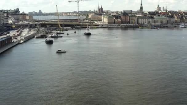 Перевезення нового шлюзу на Гулдброн на архіпелаг Стокгольм. 2020-06-29 — стокове відео