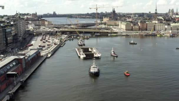 Vervoer van een nieuwe sluis naar Guldbron in de archipel van Stockholm. 2020-06-29 — Stockvideo