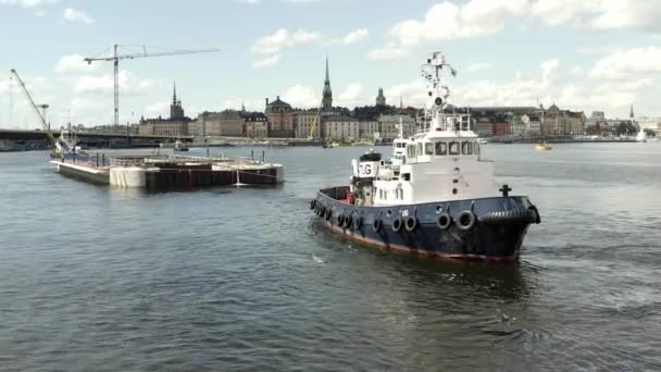 Vervoer van een nieuwe sluis naar Guldbron in de archipel van Stockholm. 2020-06-29 — Stockvideo