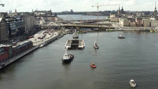 Vervoer van een nieuwe sluis naar Guldbron in de archipel van Stockholm. 2020-06-29 — Stockvideo