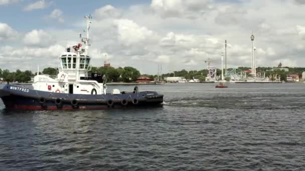Transporte de una nueva esclusa, a Guldbron en el archipiélago de Estocolmo. 2020-06-29 — Vídeo de stock