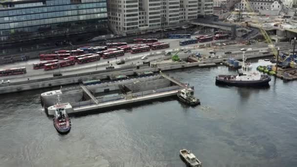 Transport av en ny sluss till Guldbron i Stockholms skärgård. 2020-06-29 — Stockvideo