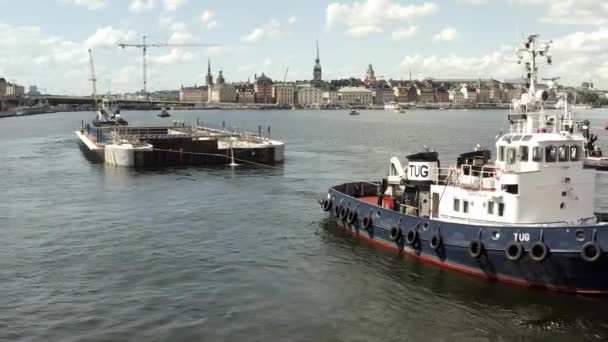 Vervoer van een nieuwe sluis naar Guldbron in de archipel van Stockholm. 2020-06-29 — Stockvideo