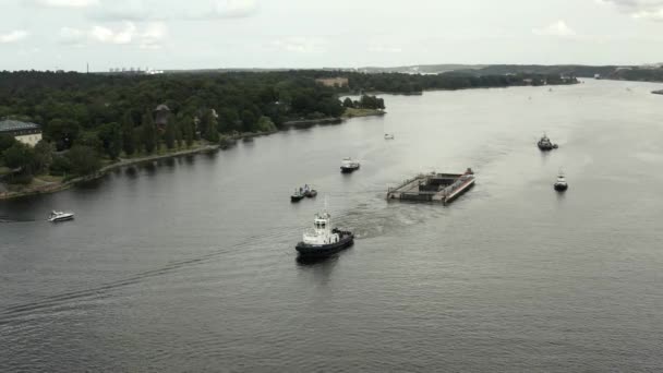 Vervoer van een nieuwe sluis naar Guldbron in de archipel van Stockholm. 2020-06-29 — Stockvideo