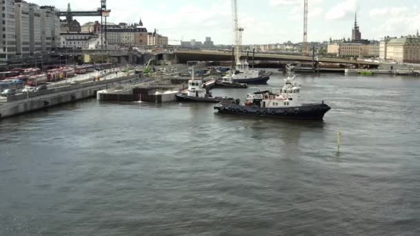 Vervoer van een nieuwe sluis naar Guldbron in de archipel van Stockholm. 2020-06-29 — Stockvideo