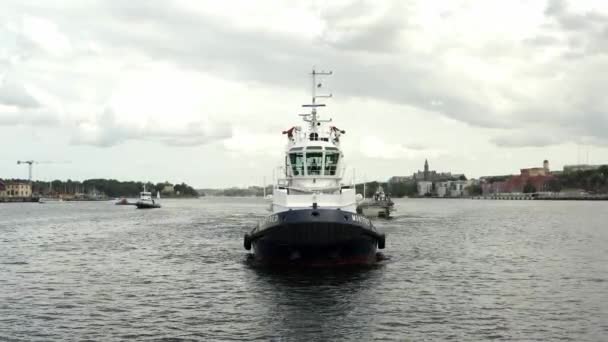 Перевезення нового шлюзу на Гулдброн на архіпелаг Стокгольм. 2020-06-29 — стокове відео