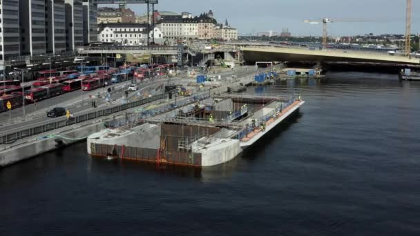 Vervoer van een nieuwe sluis naar Guldbron in de archipel van Stockholm. 2020-06-29 — Stockvideo