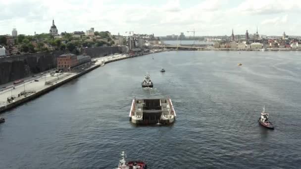 Vervoer van een nieuwe sluis naar Guldbron in de archipel van Stockholm. 2020-06-29 — Stockvideo