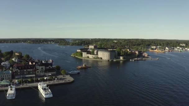 Drone vista su Vaxholm kastell al tramonto, arcipelago di Stoccolma — Video Stock