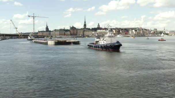 Vervoer van een nieuwe sluis naar Guldbron in de archipel van Stockholm. 2020-06-29 — Stockvideo